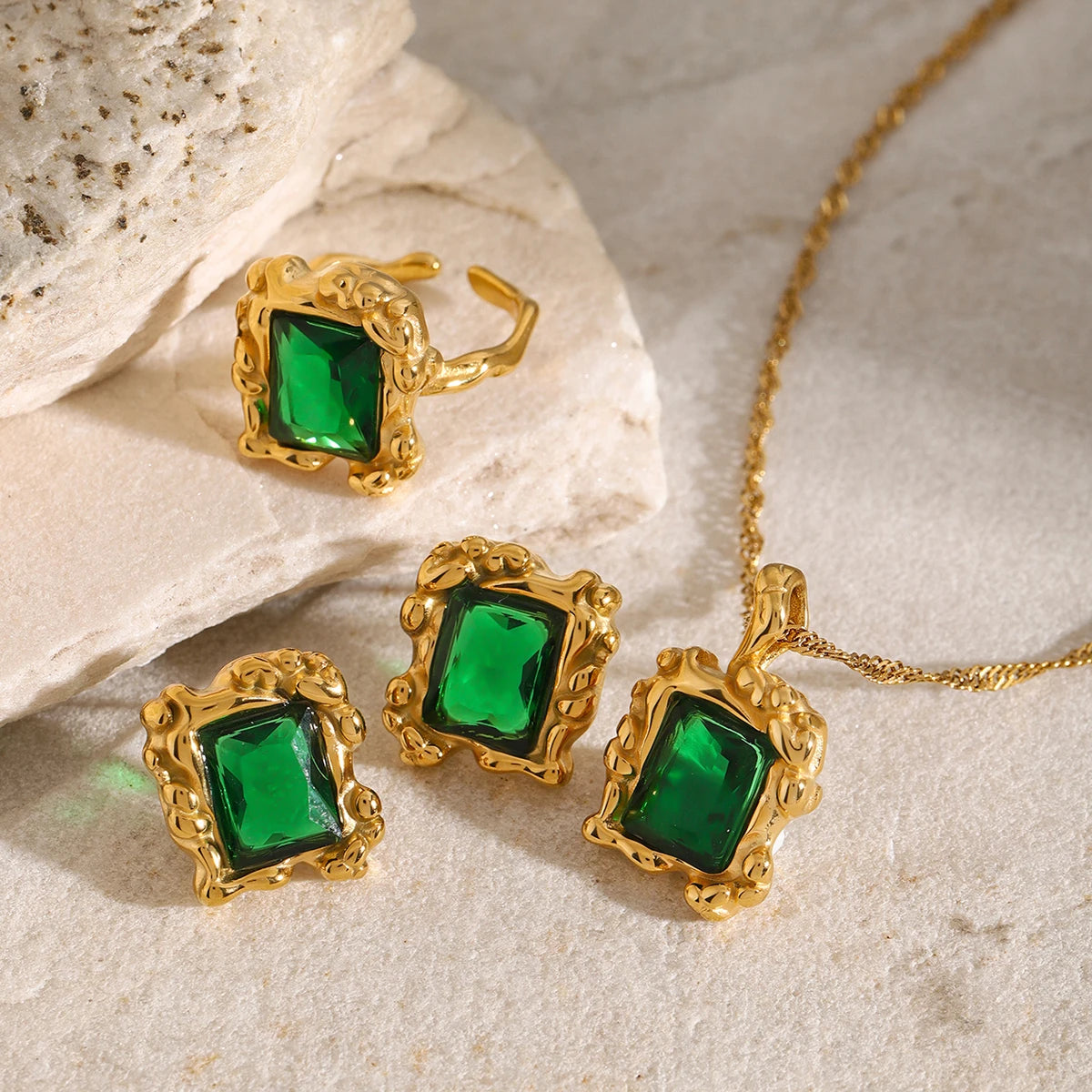 Retro Texture Green Zircon Pendant